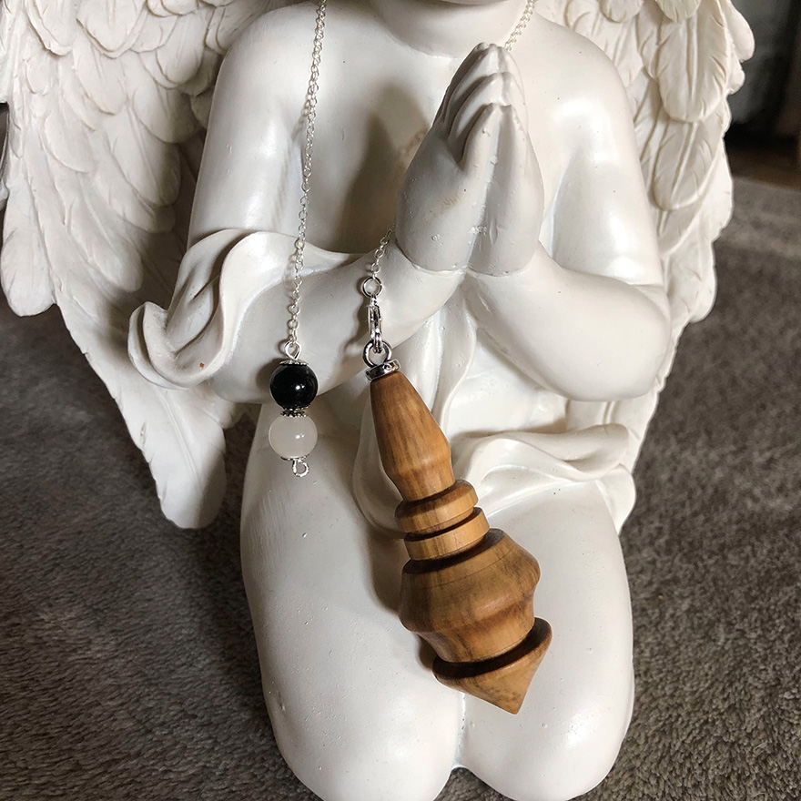Pendule en buis, pierre de lune et tourmaline (pendule 11)